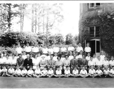 Front Row, L to R :Livesey, Lang, Barmby, Gardiner, Hare,Chapple, ?, Trewe, Davies min, White,Rowell,Pertwee,Osborn,Westmorland,Varcoe,Mizzen Maj,Bescoby. Sitting,L to R : ?,?,Birt,Mr Collier, Mr Porter, Nurse Hankey,Matron Murphy,Mr Lang,Mrs Lang,Miss Capel, Maj Cavan,Mr Mansfield,?,Parker-Williams, ?,?. Middle row,L to R : Noble,Simpson, Savage, Fowler,Reid Maj, Hoffman,Carleton,Forbes,Shier,?,Ward,Haydon,?,Arnold,Winterton. Back row,L to R :Potts, Ridley,?,Melborne,Davies Maj,Weir,?,Hogben,Dench, ?. (Contributed by Hugh Weir)