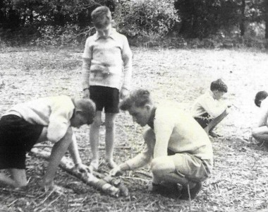 Mr Nigel Jee supervising Willie Curry doing complicated knotting, observed by ? Two others ? ? are obviously not interested. Photo by Mr Colin Mansfield