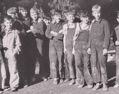 L - R : Reid Min, ?, Reid Maj,Haydon,Weir,Winterton,Davies Maj,Forbes, Potts (Hidden),Barmby,Bescoby,Carlton, Davies Min. Contributed by Hugh Weir