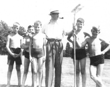 Major Cavan in charge From Left to right : ?, Forbes,?, Hogben, ?